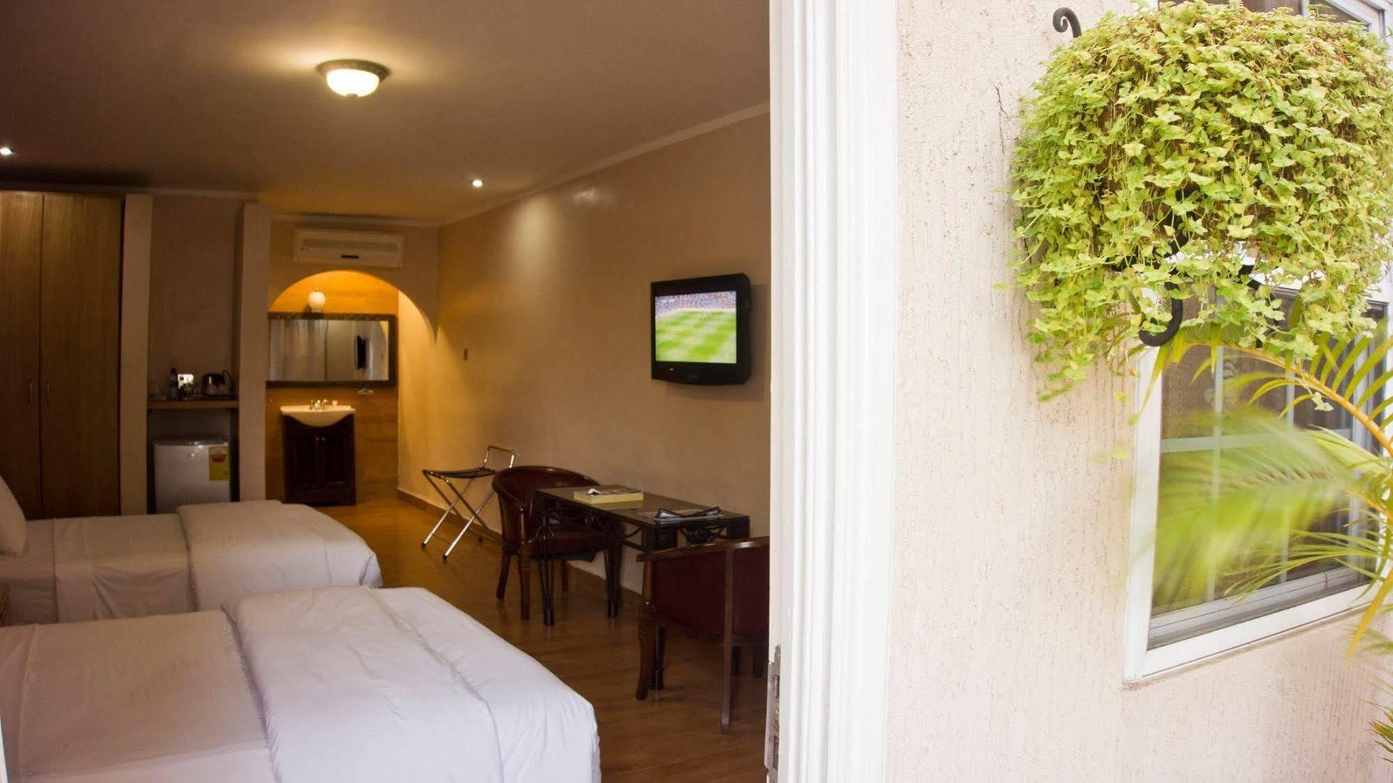 Tropical Enclave Hotel Accra Exterior photo