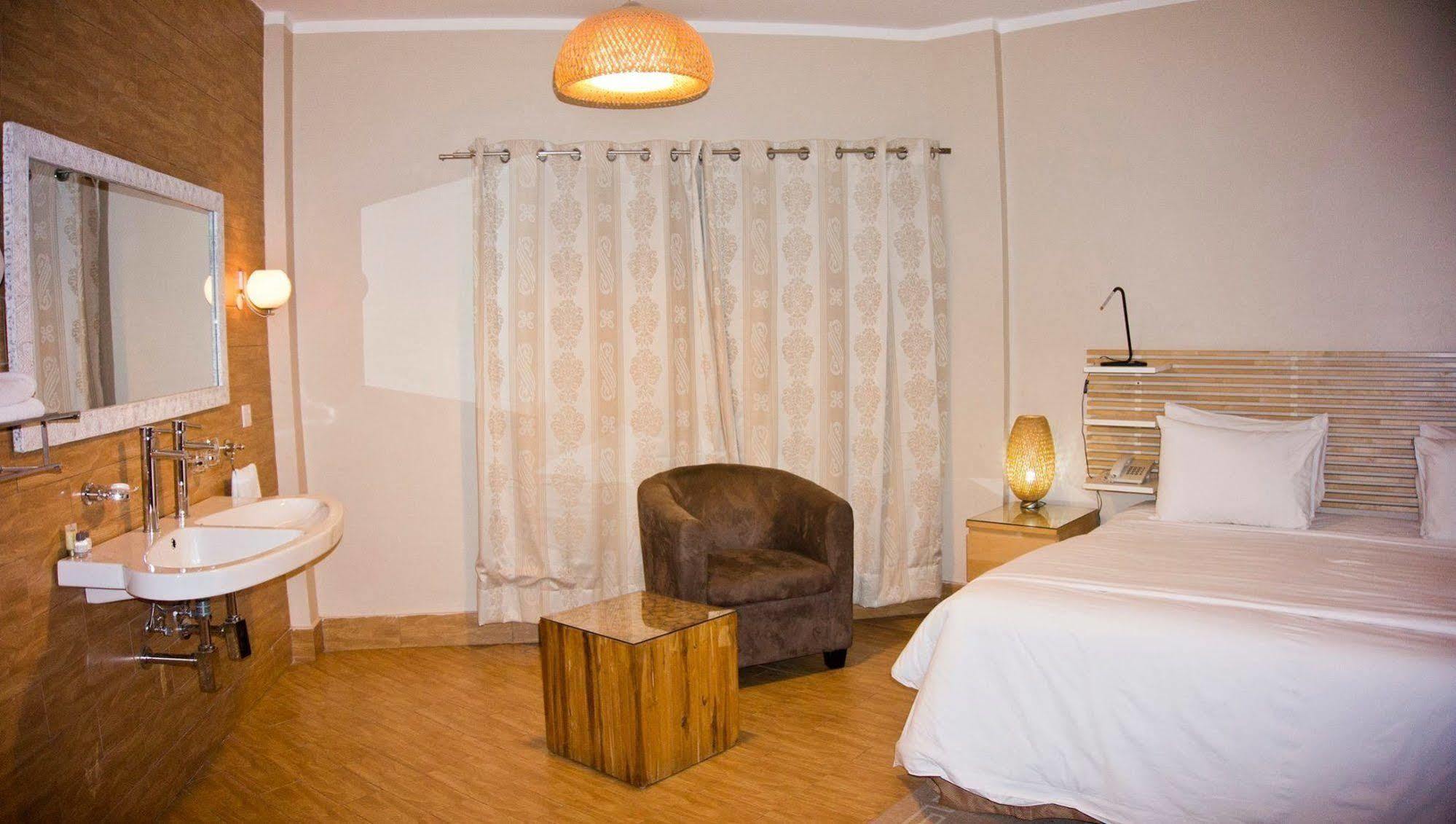 Tropical Enclave Hotel Accra Exterior photo