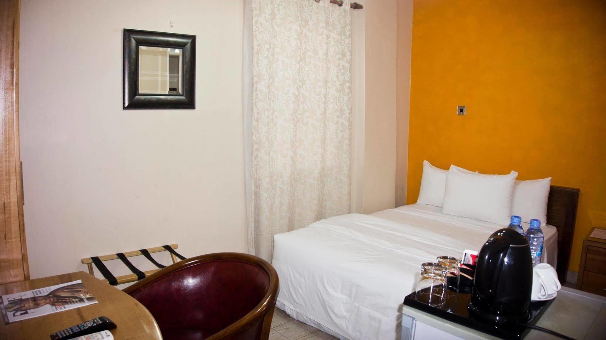 Tropical Enclave Hotel Accra Exterior photo