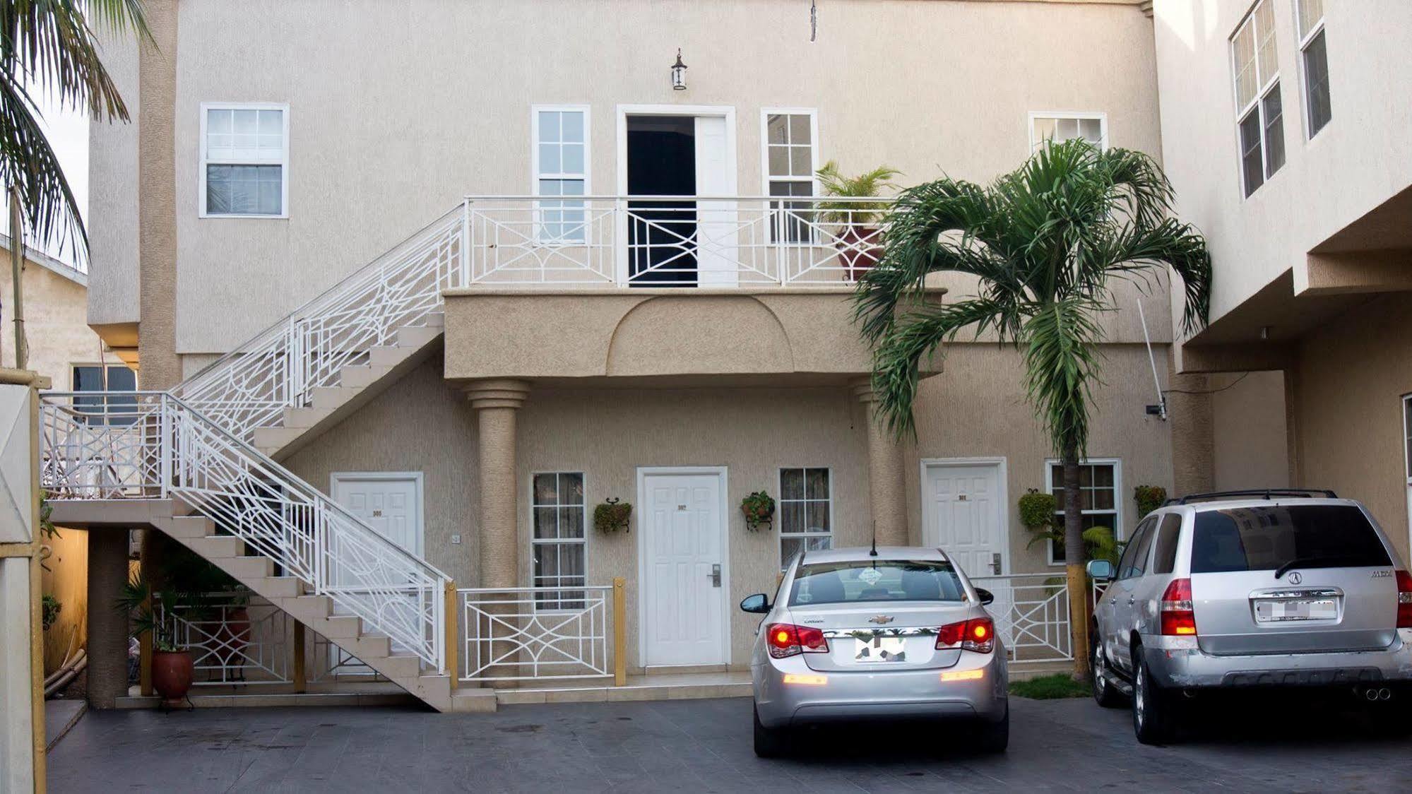 Tropical Enclave Hotel Accra Exterior photo